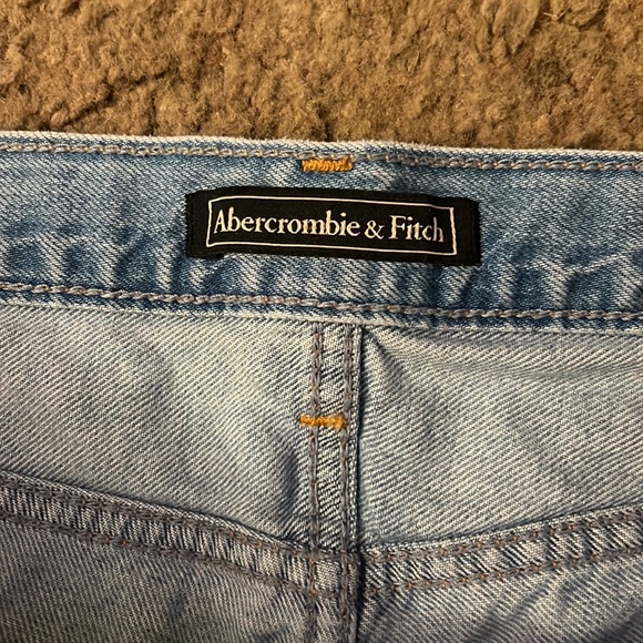 Woman's Abercrombie and Fitch shorts - Picture 2 of 4